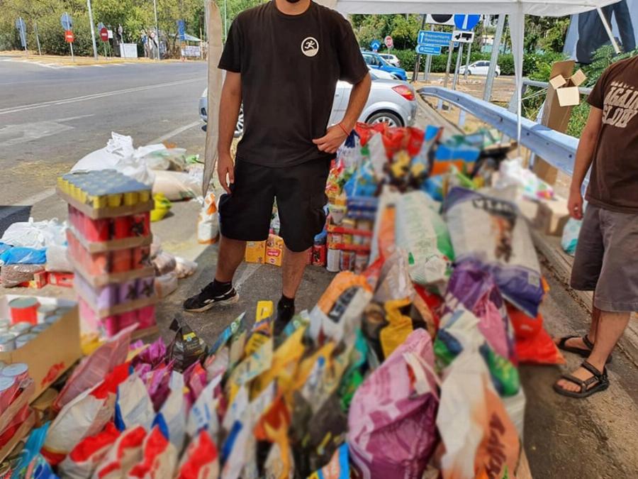 Η πρωταγωνίστρια αισθησιακών ταινιών Ίννα Ιννάκι συγκέντρωσε χρήματα και τρόφιμα για τους πυρόπληκτους