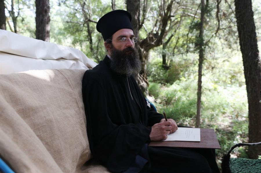 Ο άνθρωπος του Θεού: «Όταν τελειώνει η ταινία, δεν ξέρεις αν πρέπει να χειροκροτήσεις ή να κάνεις τον σταυρό σου…»