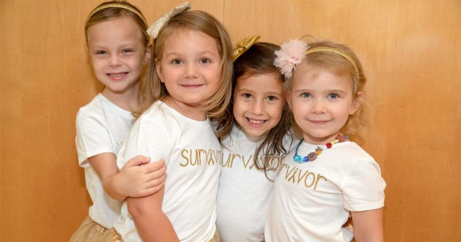 Τέσσερις μικρούλες μαχήτριες της ζωής νίκησαν τον καρκίνο και φωτογραφίζονται αγκαλιά