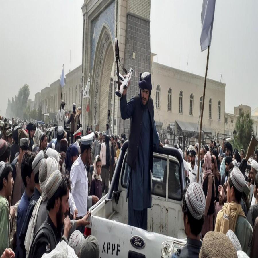 «Κανείς δε νοιάζεται για εμάς, θα πεθάνουμε αργά αργά»: Συγκλονίζει το βίντεο 17χρονης στο Αφγανιστάν με δάκρυα στα μάτια