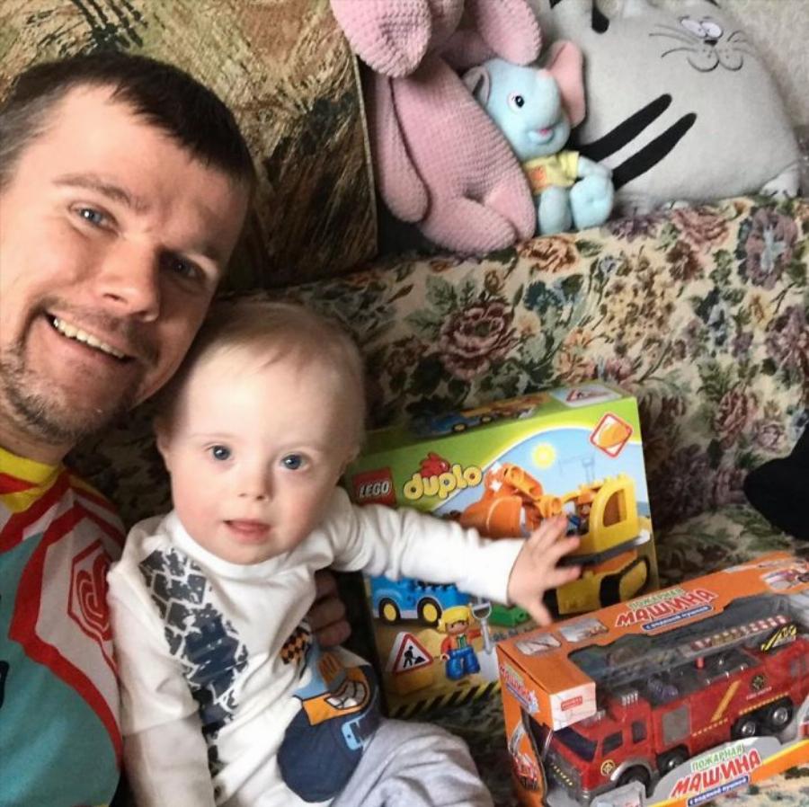 Αληθινή ιστορία: Η μαμά ήθελε να δώσει τον γιο της με σύνδρομο Down για υιοθεσία, ο πατέρας όμως αποφάσισε να μεγαλώσει το παιδί του ολομόναχος