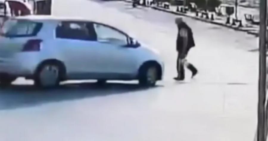 Η σοκαριστική στιγμή που αυτοκίνητο παρασέρνει πεζό στο λιμάνι της Αλεξανδρούπολης