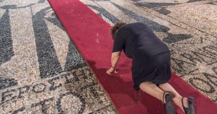 Παναγιά της Τήνου: Αν δεν έχετε φτάσει σε σημείο, να είναι η προσευχή η μόνη σας ελπίδα, μην κρίνετε όσους το κάνουν