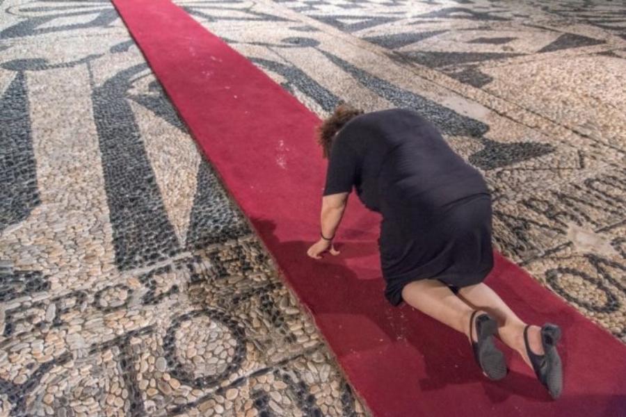 Παναγιά της Τήνου: Αν δεν έχετε φτάσει σε σημείο, να είναι η προσευχή η μόνη σας ελπίδα, μην κρίνετε όσους το κάνουν