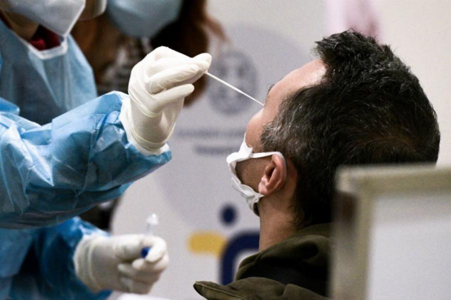 Χωρίς εμβόλιο ούτε για καφέ: Το χέρι βαθιά στην τσέπη οι ανεμβολίαστοι για να αποφευχθεί το lockdown