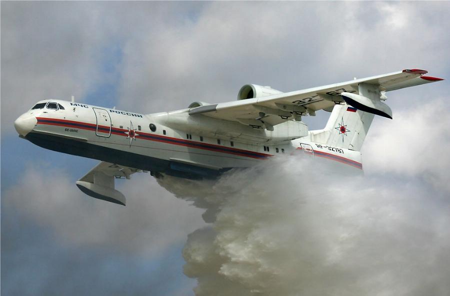 Ξεπερνάει τα όρια της φυσικής: Το Beriev Be-200 πέφτει στη θάλασσα και το νερό σχίζεται στα δυο