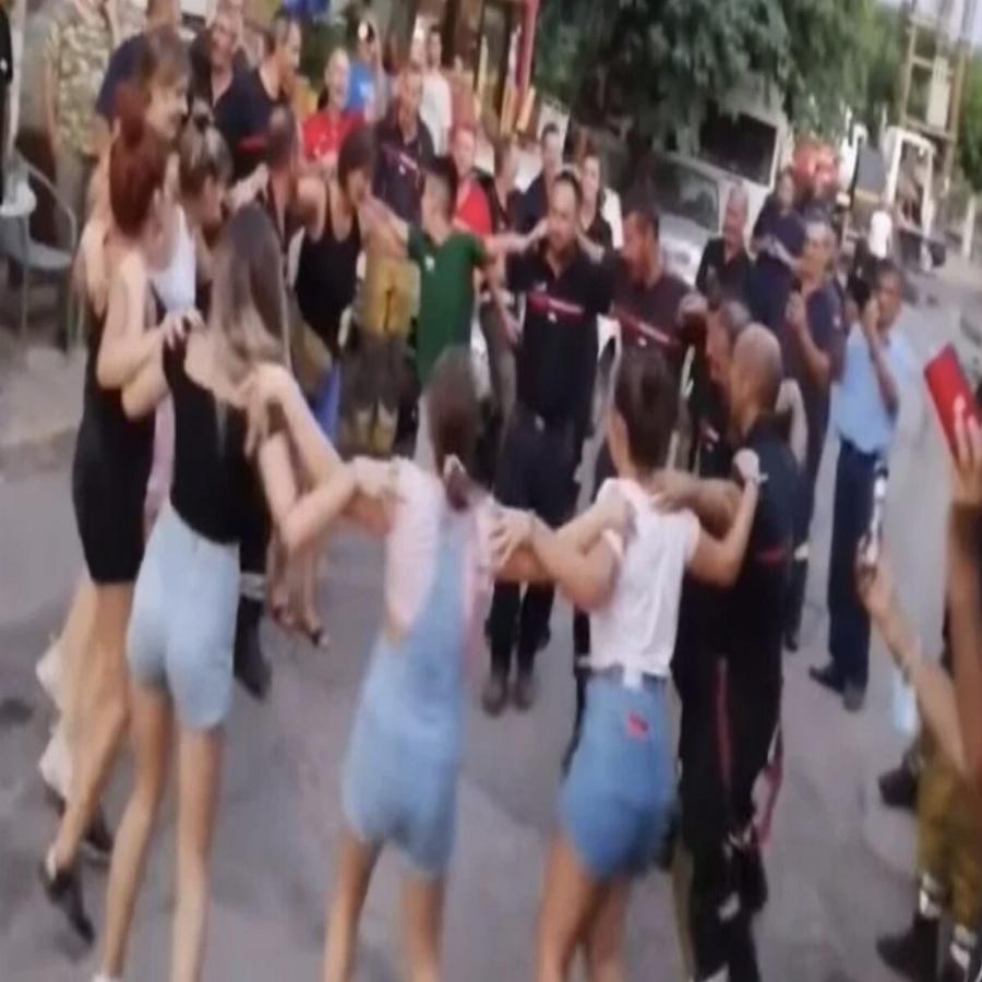 Οι Έλληνες αποχαιρέτησαν με συρτάκι τους Γάλλους πυροσβέστες στο Καλλιάνι Αρκαδίας