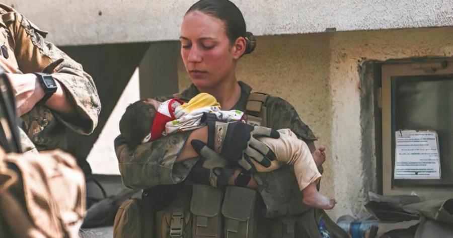 Γυναίκα πεζοναύτης στο Αφγανιστάν κρατά στην αγκαλιά της μωρό λίγο πριν πεθάνει