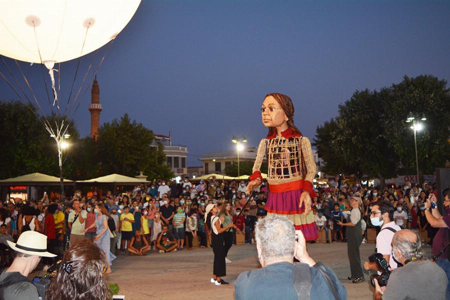 Δεν θα πραγματοποιηθεί η λιτανεία της Παναγίας στην Τήνο ενώ στη Χίο λιτάνευσαν μαριονέτα