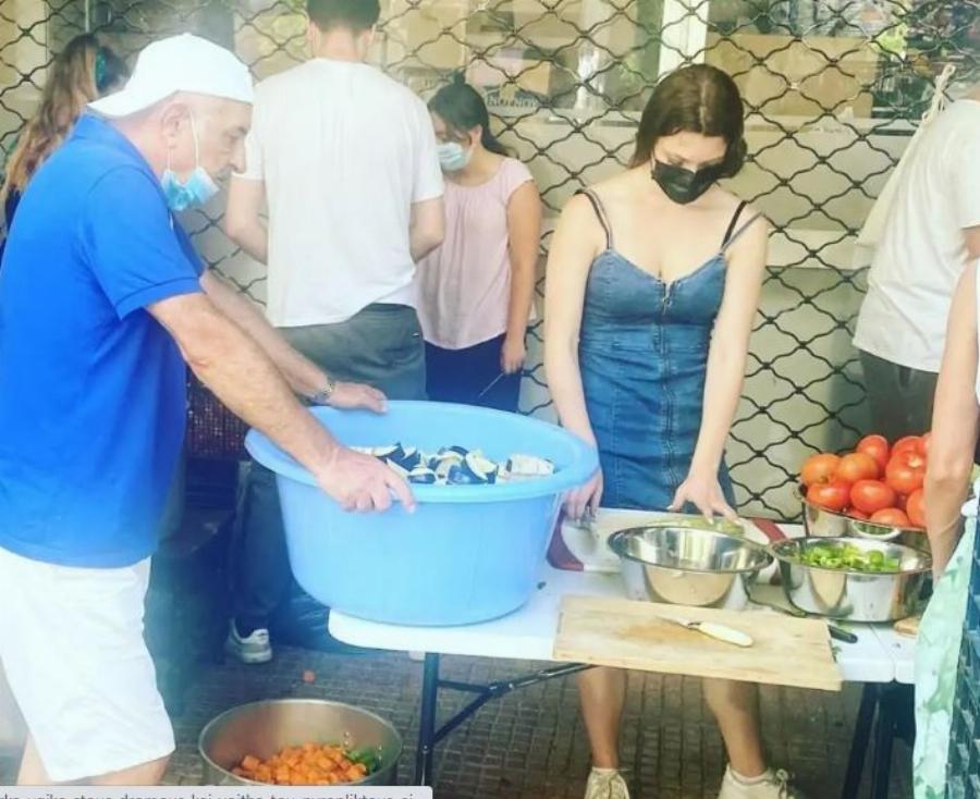 «Είμαστε όλοι μαζί»: Βγήκε στους δρόμους και βοηθάει τους πυρόπληκτους η Δανάη Μπάρκα