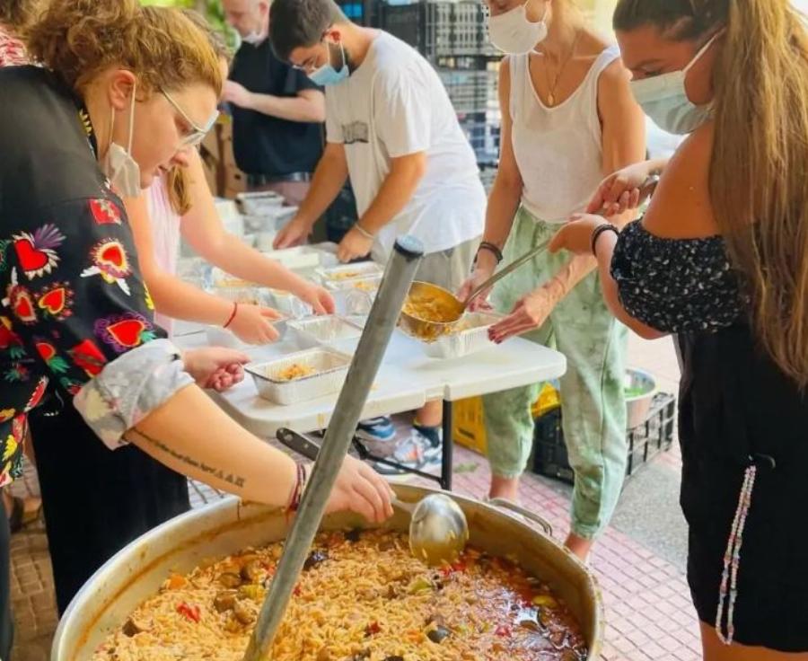 «Είμαστε όλοι μαζί»: Βγήκε στους δρόμους και βοηθάει τους πυρόπληκτους η Δανάη Μπάρκα