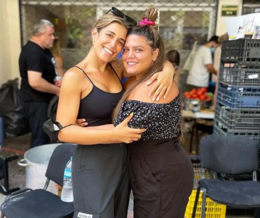 «Είμαστε όλοι μαζί»: Βγήκε στους δρόμους και βοηθάει τους πυρόπληκτους η Δανάη Μπάρκα