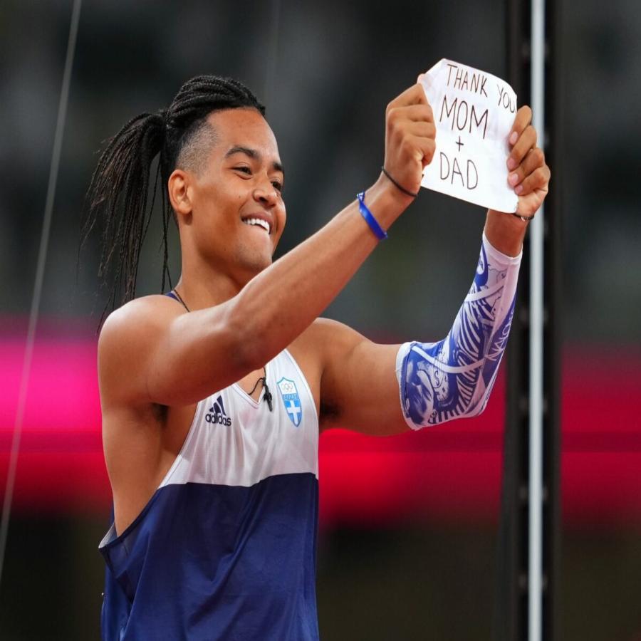 Κατάθεση ψυχής του Μανόλο Καραλή: «Μας χτυπούσαν. Καθόμασταν και κλαίγαμε με την αδελφή μου»