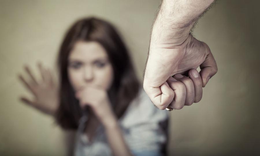 «Άντε μωρή τράβα ξεντύσου μου θες και ρομαντικές βραδιές, δεν βλέπεις τα χάλια σου», μου είπε. Από το ξύλο έχασα το μωρό μου