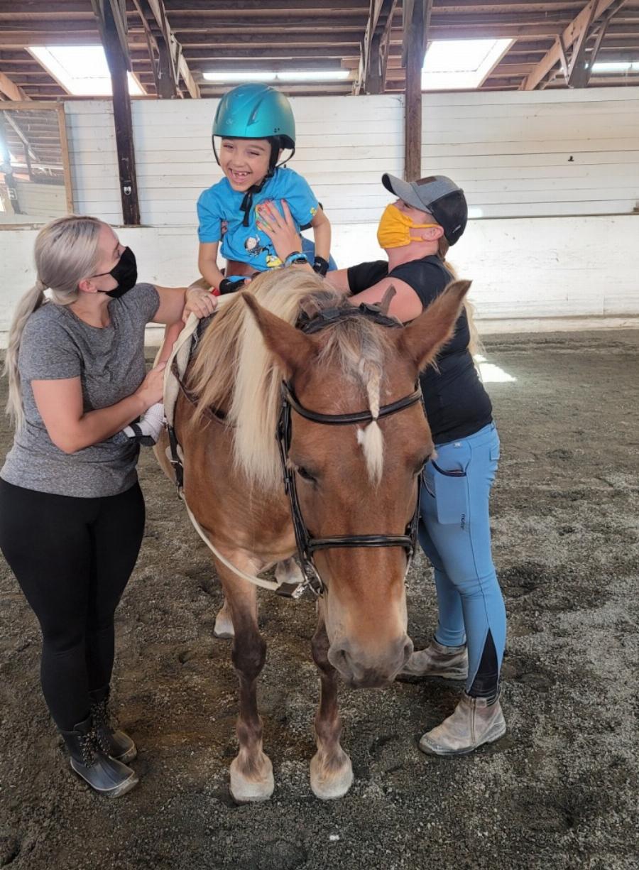 Ένα 6χρονο αγοράκι νίκησε την αναπηρία, στάθηκε στα πόδια του και έπαιξε ξανά σαν παιδί