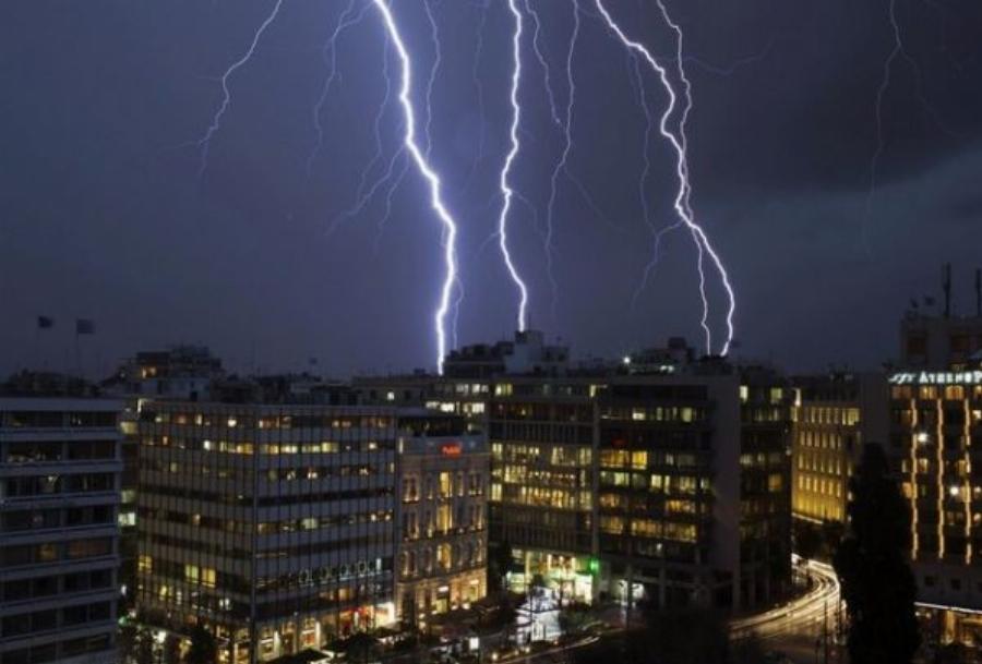 Καταιγίδα στην Αθήνα: Η τρομερή στιγμή που κεραυνός χτυπά τη θάλασσα μπροστά σε κόσμο σε beach bar