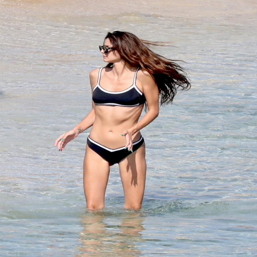 Πιο αδύνατη από ποτέ: Για πρώτη φορά αρετουσάριστες φωτογραφίες της Ηλιάνας Παπαγεωργίου με μαγιό στη Μύκονο