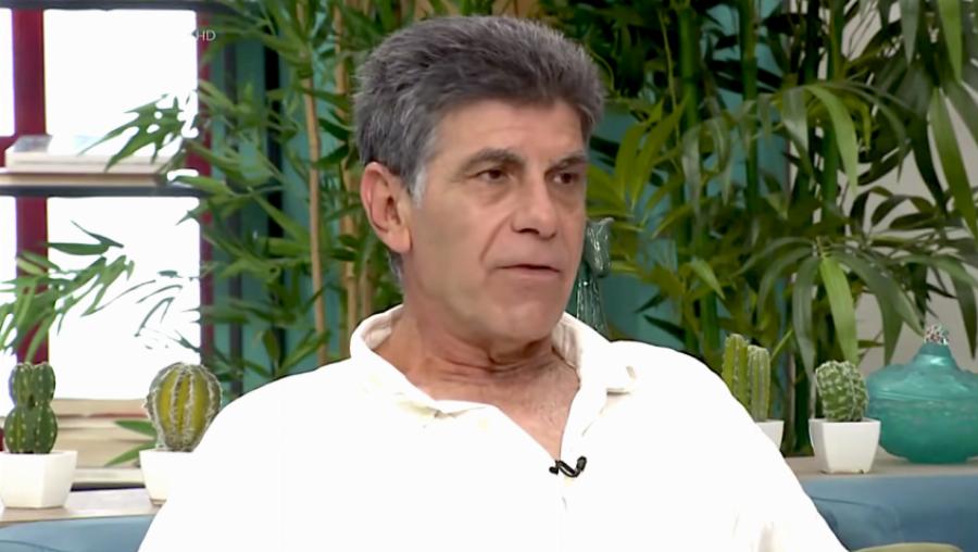 «Θεωρώ γελοιότητες…»: Καταπέλτης ο Γιάννης Μπέζος για τα εμβόλια στην Ελλάδα