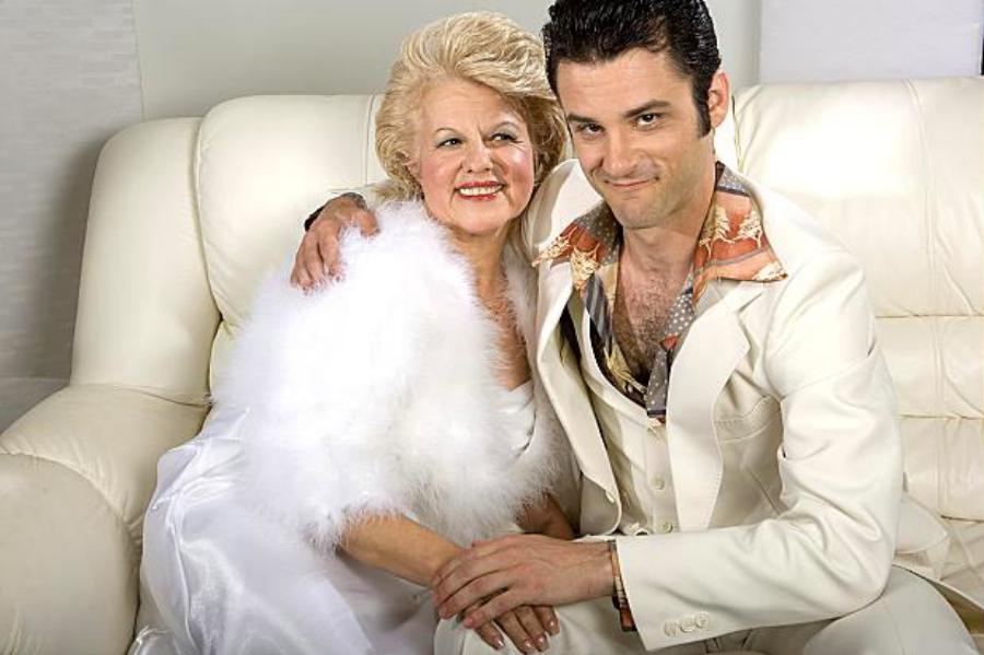 Εξομολόγηση αναγνώστριας: «Ο σύζυγος της κόρης μου με φλερτάρει και μου αρέσει πολύ. Πάντα μου άρεσαν οι μικρότεροι άντρες»