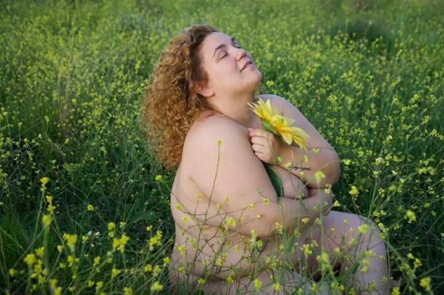 «Αγαπήστε τον εαυτό σας»: Η Αφροδίτη Γεροκωνσταντή ποζάρει γυμνή για να στείλει ένα όμορφο μήνυμα