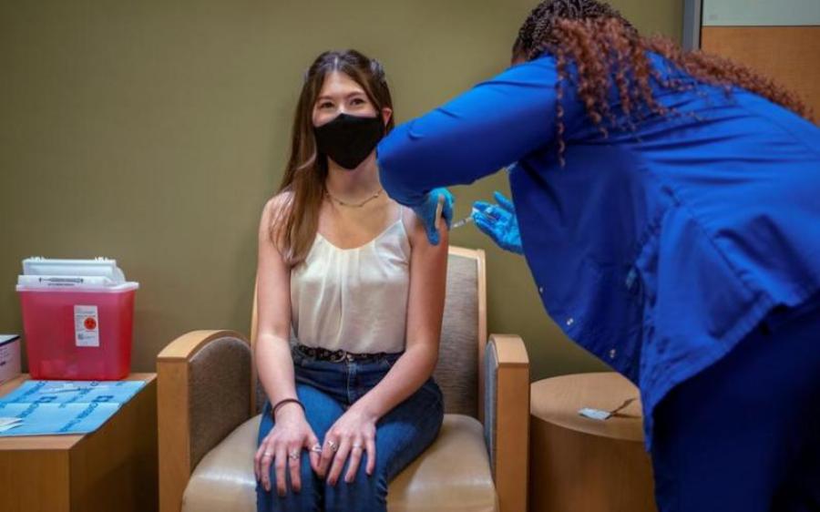 Αχρήστευε όλα τα εμβόλια: Νοσοκόμα αρνήτρια άλλαζε τη σύριγγα με φυσιολογικό ορό!