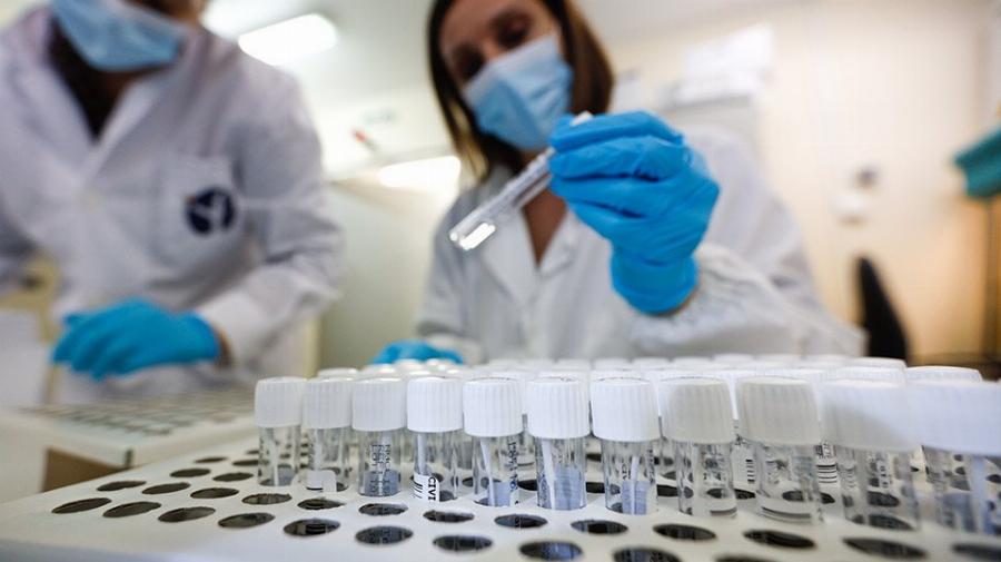 Με αισιοδοξία ατενίζει το μέλλον ο κόσμος: Κοντά στο αντικαρκινικό εμβόλιο και στην εξάλειψη της επάρατης νόσου