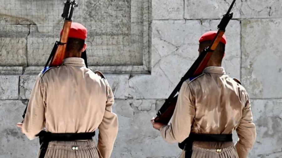 Οι ήρωες Εύζωνες του καύσωνα – Τα παλικάρια μας ψήνονται στους 48,9 βαθμούς στο Σύνταγμα