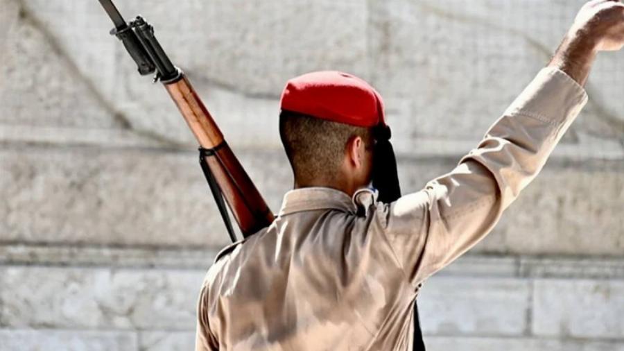 Οι ήρωες Εύζωνες του καύσωνα – Τα παλικάρια μας ψήνονται στους 48,9 βαθμούς στο Σύνταγμα