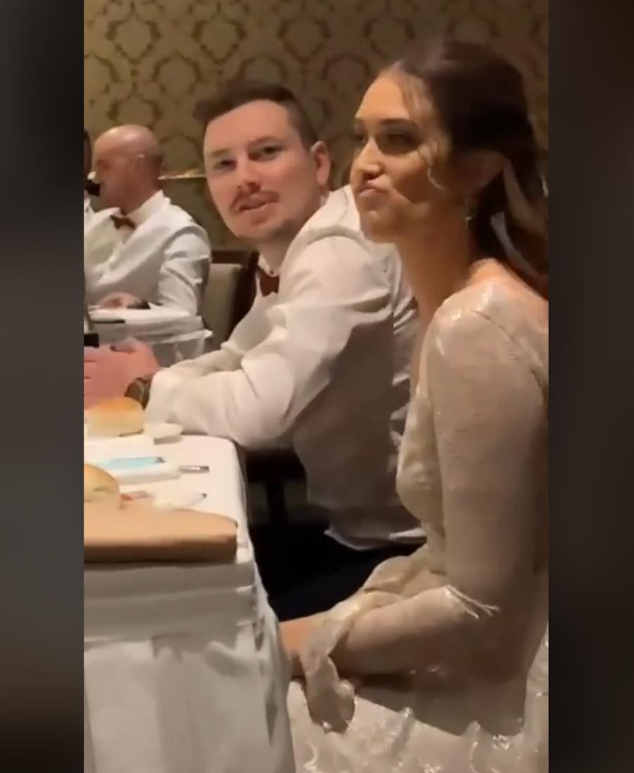 Έφαγε παντόφλα: Η νύφη «έπιασε» τον γαμπρό να βλέπει το ματς στο κινητό στο γαμήλιο γλέντι