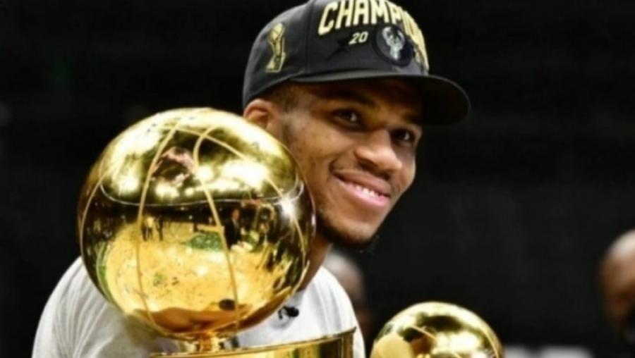 Γιάννης Αντετοκούνμπο: Έφτασε στην Ελλάδα ο πρωταθλητής NBA – «Θα πάω το τρόπαιο στα Σεπόλια»