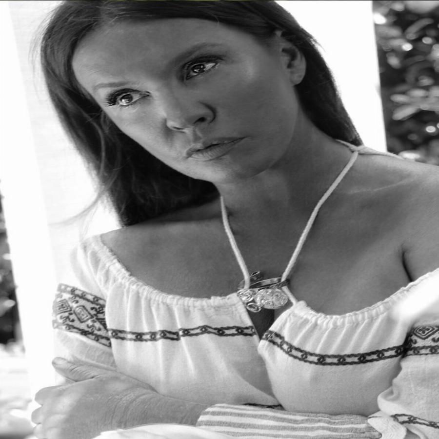 Βάνα Μπάρμπα: «Οι γυναίκες έφευγαν από τα τραπέζια που ήμουν, με φοβόντουσαν – Δεν υπήρχε καμία ωραιότερη»