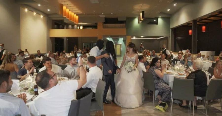 Χαμός σε γάμο στα Τρίκαλα: Κουκουλοφόροι πήραν τον γαμπρό σηκωτό
