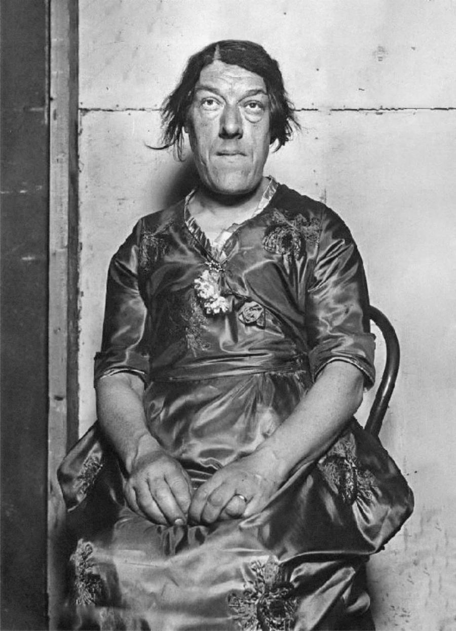 Η «Μαύρη Χήρα»: Ήταν κούκλα και έγινε περίγελος για να αναθρέψει τα παιδιά της