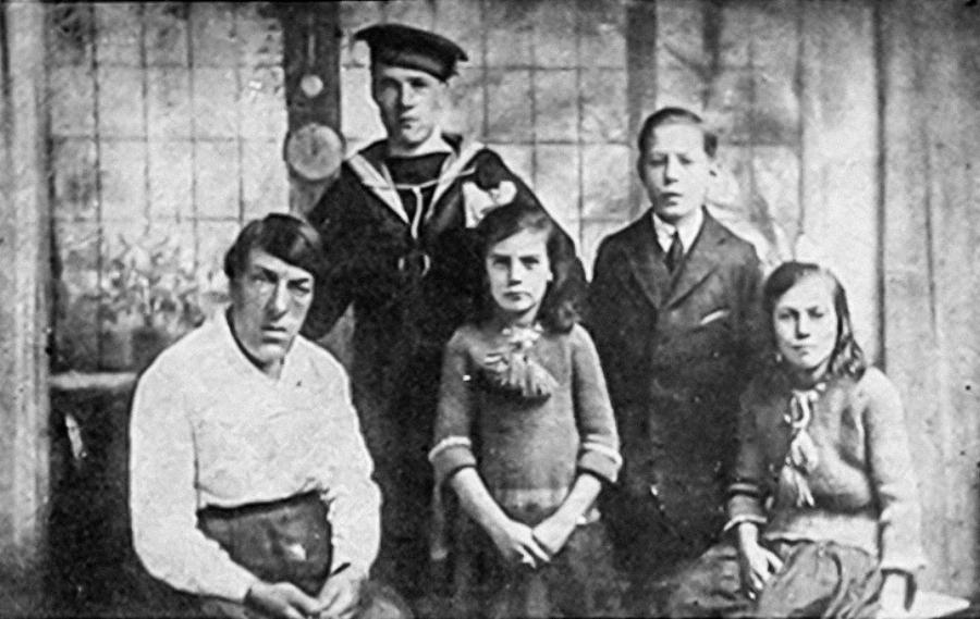 Η «Μαύρη Χήρα»: Ήταν κούκλα και έγινε περίγελος για να αναθρέψει τα παιδιά της