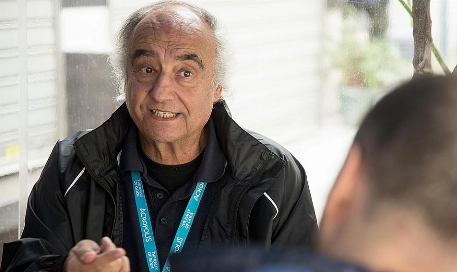 Έκρηξη από τον Ιαβέρη: «Ο Έλληνας τρίβλακας οδηγός με κινητό, τσιγάρο και καφέ!»