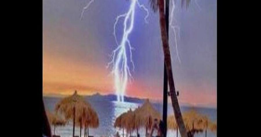 Καταιγίδα στην Αθήνα: Η τρομερή στιγμή που κεραυνός χτυπά τη θάλασσα μπροστά σε κόσμο σε beach bar