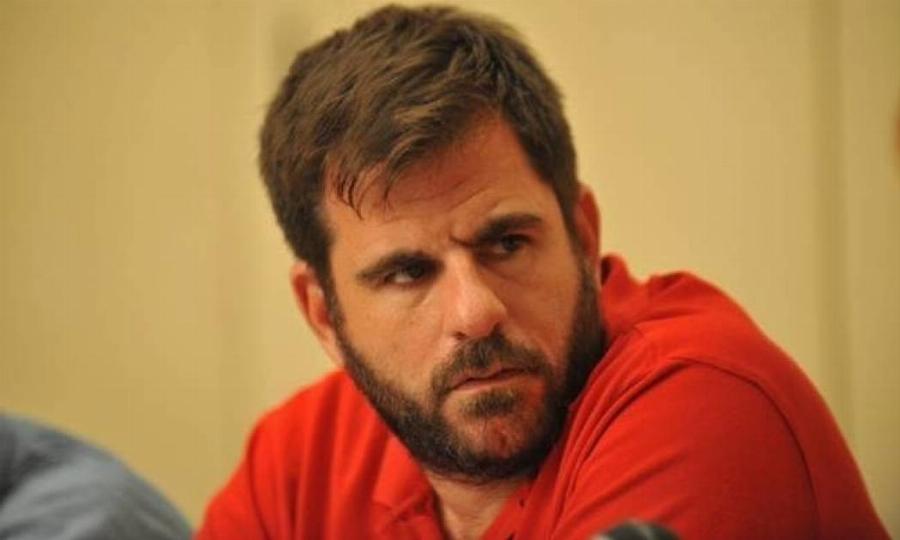 «Κρατιόμουν μην τον κοπανήσω με το μικρόφωνο»: Στα όριά του δημοσιογράφος της ΕΡΤ για τη φωτιά