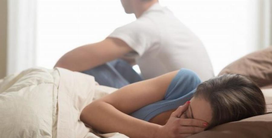 Ερώτημα αναγνώστη: «Η γυναίκα μου έκανε σχέση με έναν άντρα 10 χρόνια μικρότερο αλλά τώρα λέει ότι χώρισε. Να μείνω ή να φύγω;»