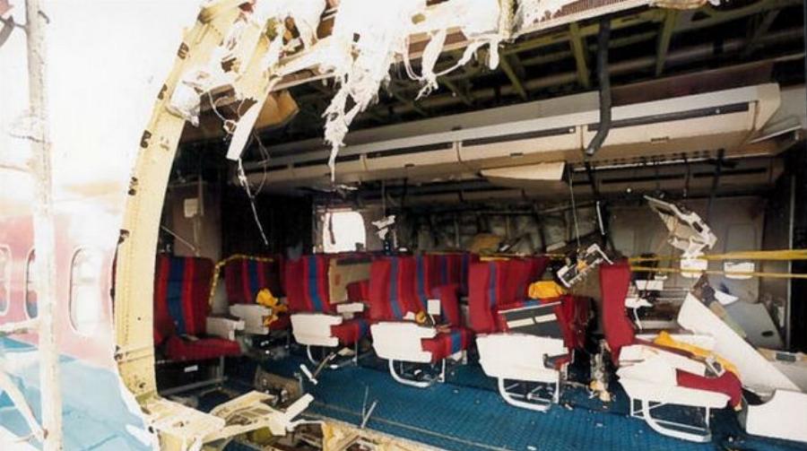 Πτήση θαύμα: Το αεροπλάνο που κόπηκε στα δύο στον αέρα και απο τους 95 επιβαίνοντες έχασε ένας τη ζωή του