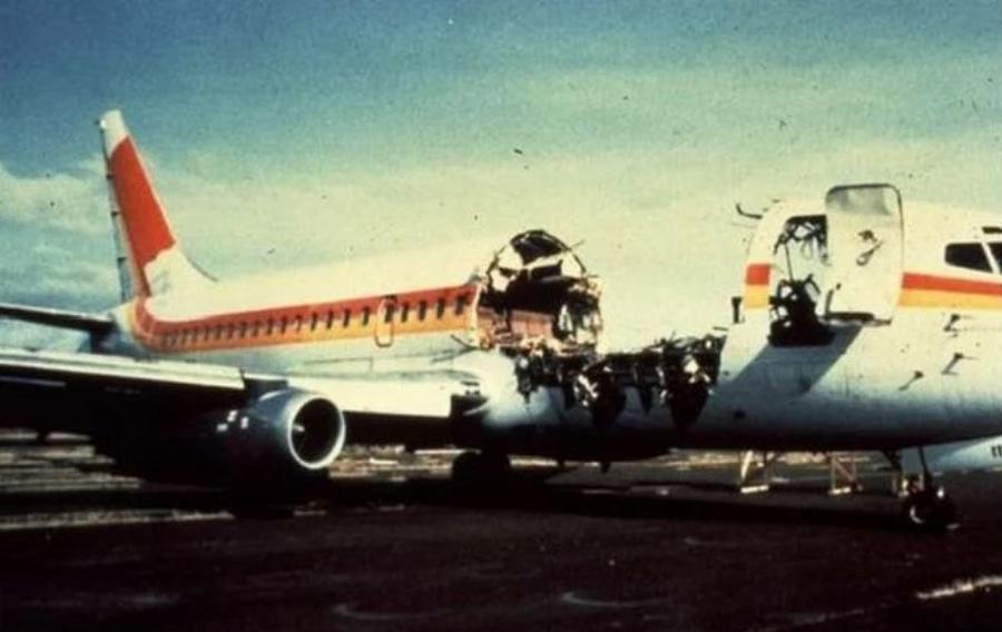 Πτήση θαύμα: Το αεροπλάνο που κόπηκε στα δύο στον αέρα και απο τους 95 επιβαίνοντες έχασε ένας τη ζωή του