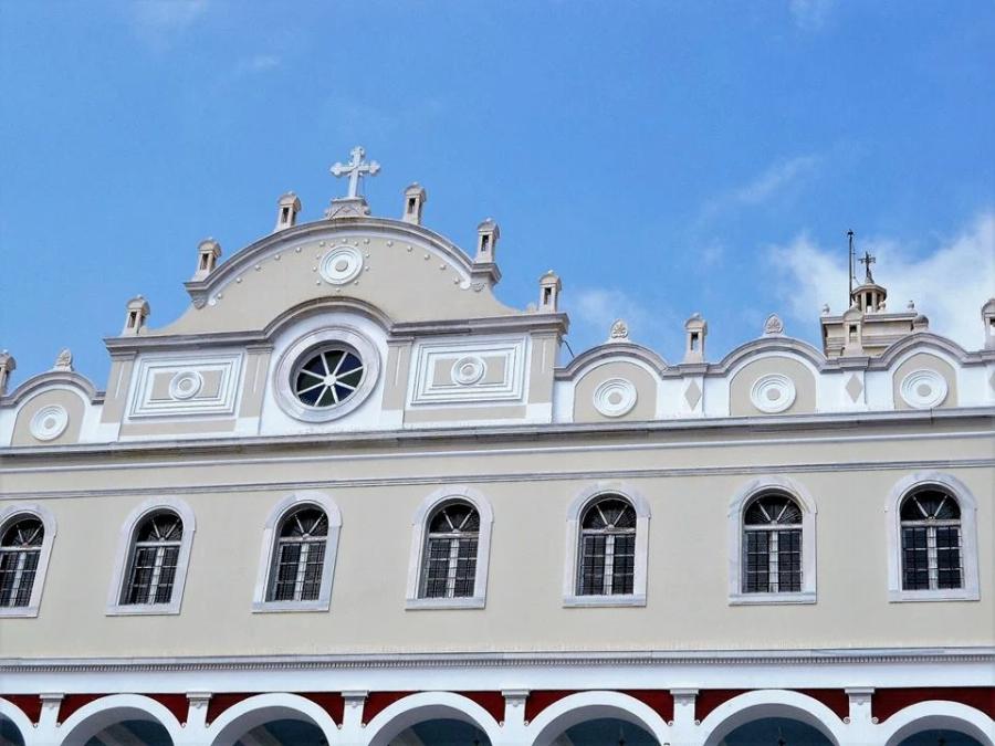 Παναγία Τήνου: Εκατοντάδες πιστοί ξεκίνησαν να ανεβαίνουν γονατιστοί στη Μεγαλόχαρη