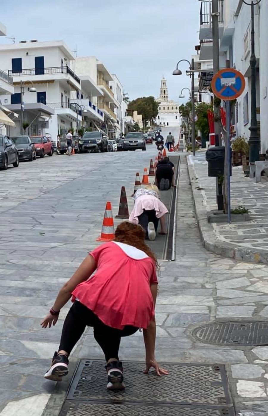Παναγία Τήνου: Εκατοντάδες πιστοί ξεκίνησαν να ανεβαίνουν γονατιστοί στη Μεγαλόχαρη