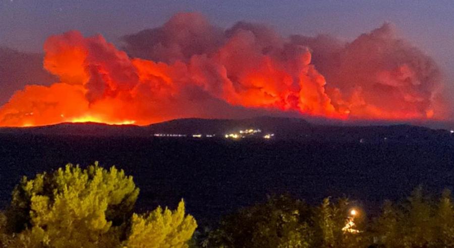 Έλενα Ακρίτα: «Διώξατε πυροσβέστες, προσλάβατε παπάδες – Τουλάχιστον κάποιοι θα προσεύχονται στις στάχτες»