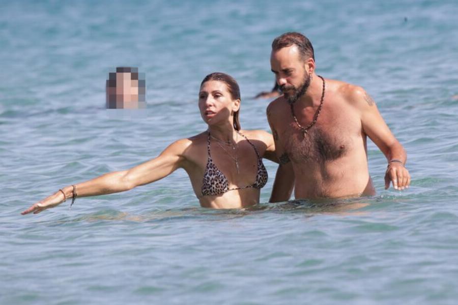 Πιο ερωτευμένος από ποτέ ο Πάνος Μουζουράκης: Τα καυτά φιλιά με την Τζίνα Βαρελά στην Πάρο