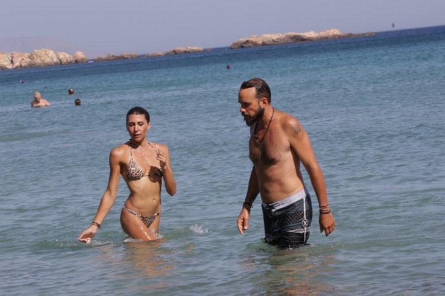 Πιο ερωτευμένος από ποτέ ο Πάνος Μουζουράκης: Τα καυτά φιλιά με την Τζίνα Βαρελά στην Πάρο