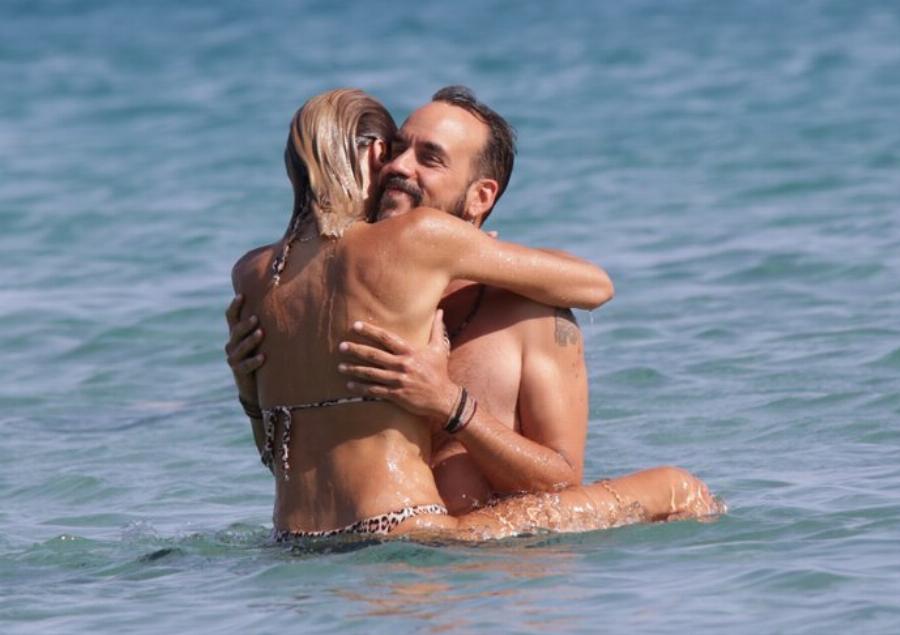 Πιο ερωτευμένος από ποτέ ο Πάνος Μουζουράκης: Τα καυτά φιλιά με την Τζίνα Βαρελά στην Πάρο