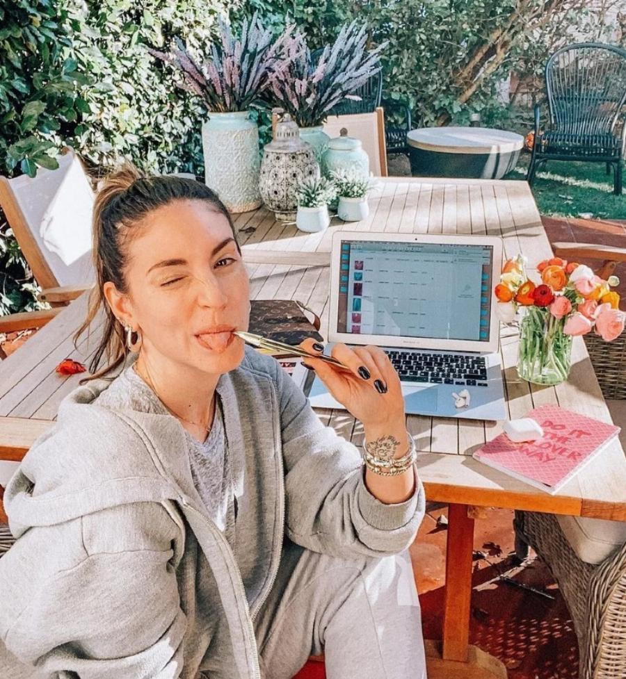 Αθηνά Οικονομάκου: Αυτό είναι το διώροφο παλάτι της ηθοποιού και του Φιλίππου Μιχόπουλου με τον τεράστιο κήπο