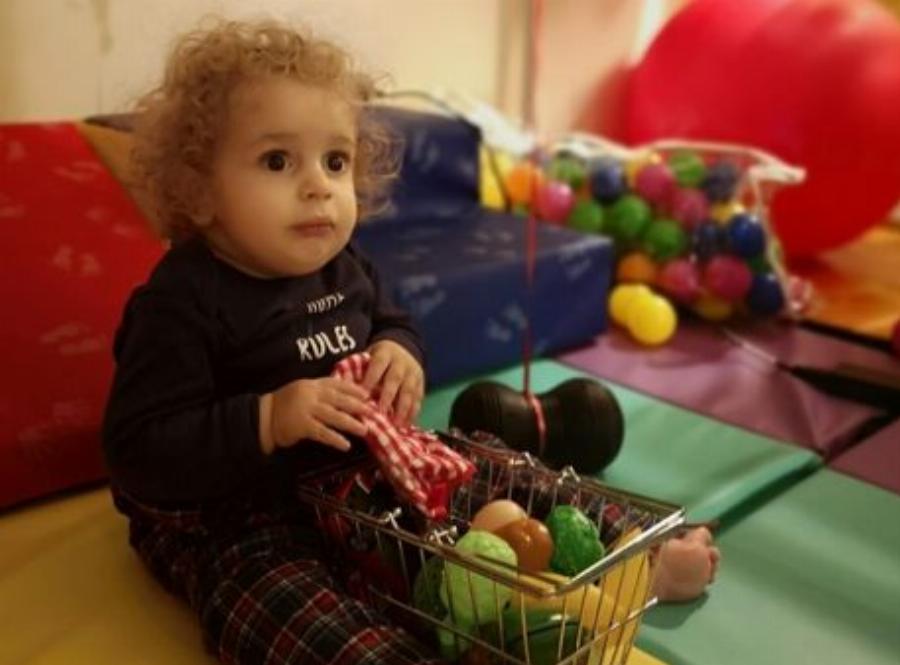 Ο μικρός ήρωας Παναγιώτης Ραφαήλ είναι κάθε μέρα καλύτερα και απολαμβάνει τις διακοπές με τους γονείς του