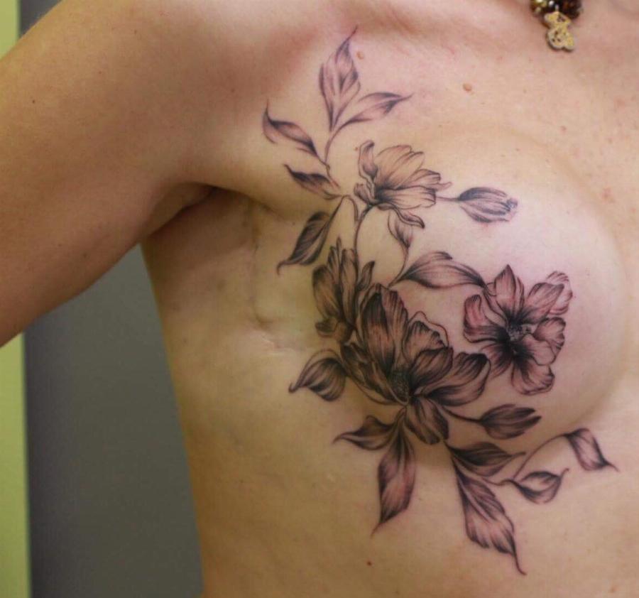 Ελληνίδα τατουατζής δημιουργεί δωρεάν τατουάζ σε γυναίκες με μαστεκτομή