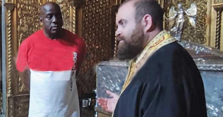 Ο θρύλος του NBA Μάτζικ Τζόνσον επισκέφτηκε και προσκύνησε τον Άγιο Διονύσιο στη Ζάκυνθο